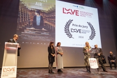 81-Lequipe-de-WITHOUT-AIR-recoit-le-Prix-du-Jury-remis-par-Frederic-Fonteyne-President-du-Jury-International