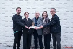 La-realisatrice-Alice-DHauwe-lequipe-du-Service-Cinema-de-la-Province-de-Hainaut-et-le-producteur-Joseph-Rouschop-posent-avec-le-Rene-du-meilleur-court