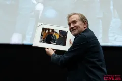 Lacteur-Ulrich-Thomsen-recoit-un-cadeau-lors-de-sa-rencontre-avec-le-public
