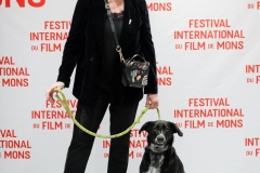 15-mars-Eva-Darlan-et-son-chien-souriant