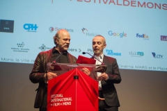 19-mars-Les-membres-du-Jury-Aurelien-Recoing-et-Matthieu-Gonet-remettent-le-prix-du-meilleur-scenario-a-As-Far-As-I-Can-Walk