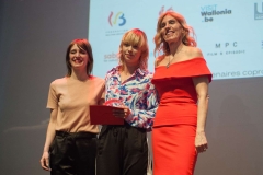 19-mars-Sophie-Breyer-Prix-dInterpretation-2022-pour-La-Ruche-entouree-des-membres-du-Jury-Lucie-Debay-et-Renee-Beaulieu