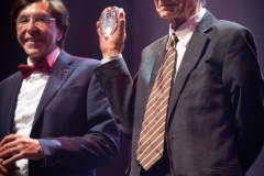 10-Patrice-Leconte-President-du-Jury-des-courts-2025-recoit-un-Coeur-de-Cristal-dHonneur-par-Elio-Di-Rupo-President-du-Festival
