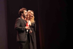 108-Ceremonie-de-cloture-La-Presidente-du-Jury-Deborah-Francois-et-le-representant-de-la-production-belge-apres-la-remise-du-Grand-Prix-2025-a-THE-SWEDISH-TORPEDO-de-Frida-Kempff