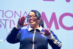 110-Melha-Bedia-en-grande-forme-pour-la-presentation-de-LE-MELANGE-DES-GENRES-en-cloture-du-festival
