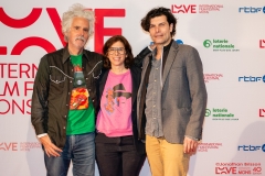 48-Les-cineastes-Benoit-Sabatier-et-Marcia-Romano-et-lacteur-Christophe-Paou-prennent-la-pose-avant-la-projection-de-FOTOGENICO