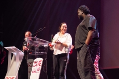 96-Ceremonie-de-cloture-Fabienne-Godet-et-Salif-Cisse-de-retour-a-Mons-pour-recevoir-le-Prix-du-Public-pour-LE-REPONDEUR