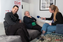 13-Samir-Guesmi-et-Jackie-Berroyer-en-pleine-seance-dinterview-avant-la-presentation-de-Ailleurs-si-jy-suis