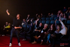 64-Alexis-Michalik-fait-un-selfie-avec-le-public-du-festival