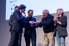 8-Lequipe-de-Quand-tu-seras-grand-recoit-les-Coeurs-de-Cristal-des-mains-du-Fondateur-du-Festival-Elio-Di-Rupo